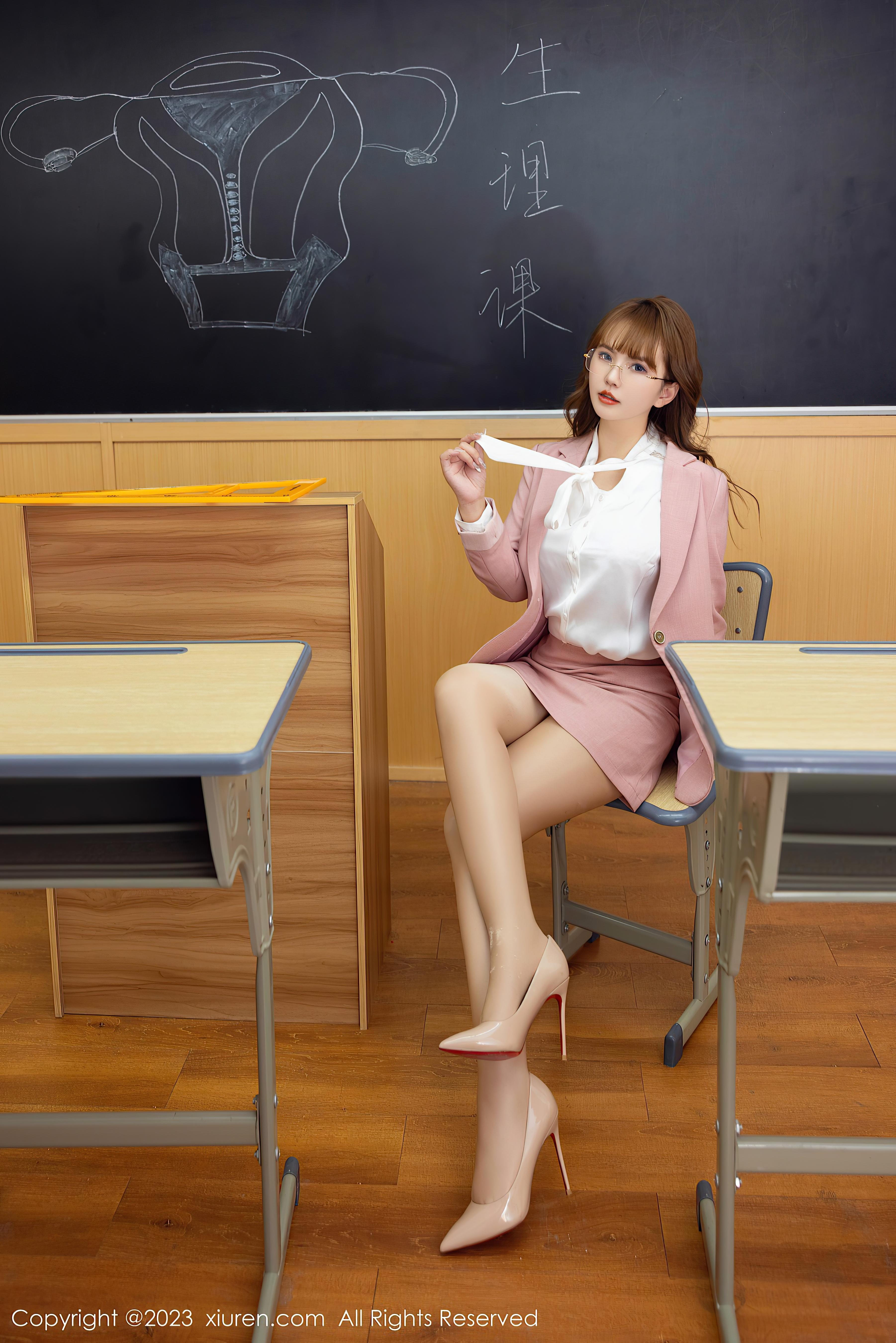 图片[13]-[XiuRen秀人网]2023.04.28 NO.6655 张思允Nice 粉色OL制服与白色衬衫加肉丝美腿性感私房写真集-秀人网官方网站