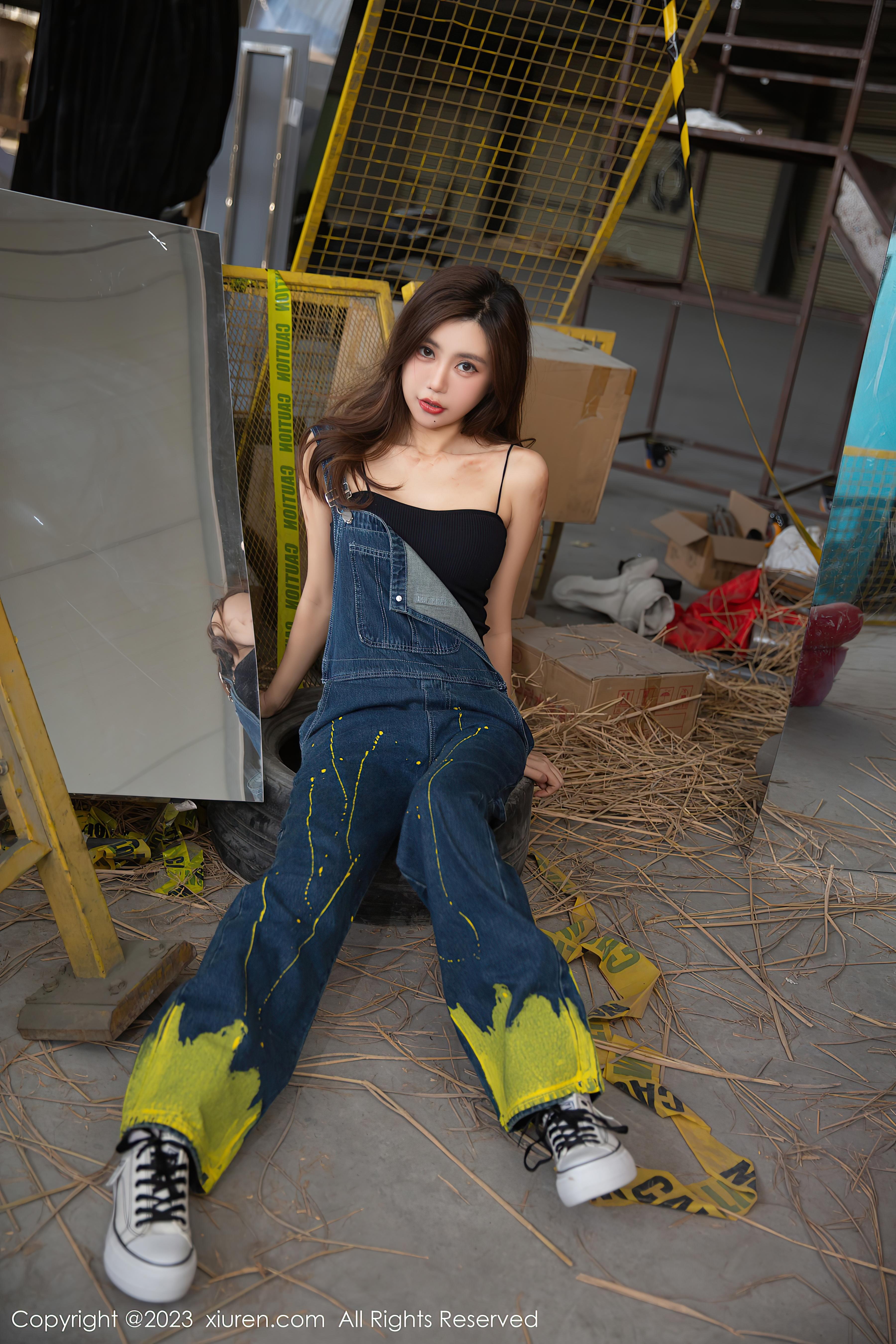 图片[2]-[XiuRen秀人网]2023.04.28 NO.6659 绮里嘉ula 背带牛仔裤加黑色紧身小背心性感私房写真集-秀人网官方网站