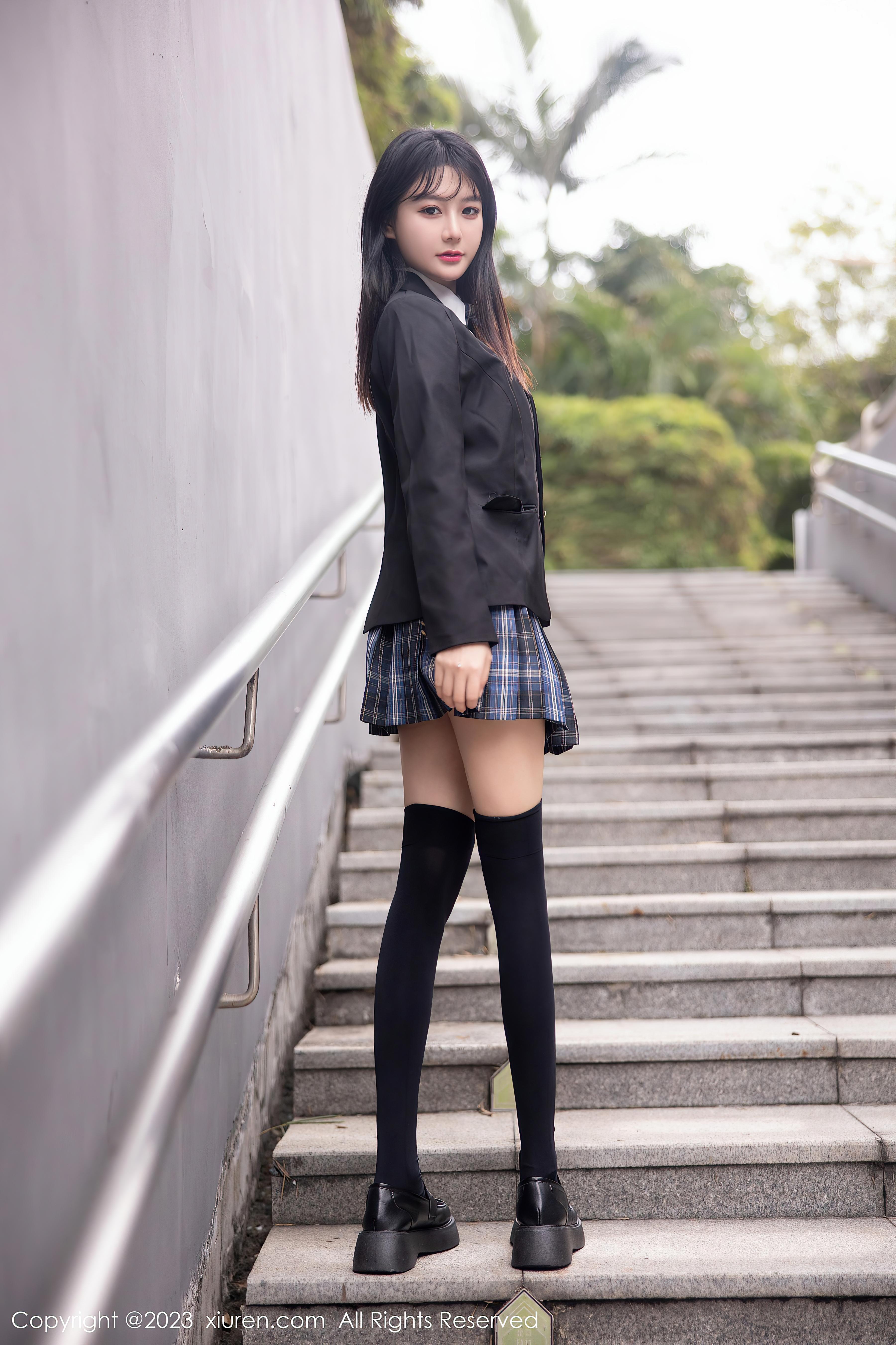 图片[3]-[XiuRen秀人网]2023.04.28 NO.6662 幼幼 黑色JK制服与白色蕾丝内衣加黑丝美腿性感私房写真集-秀人网官方网站