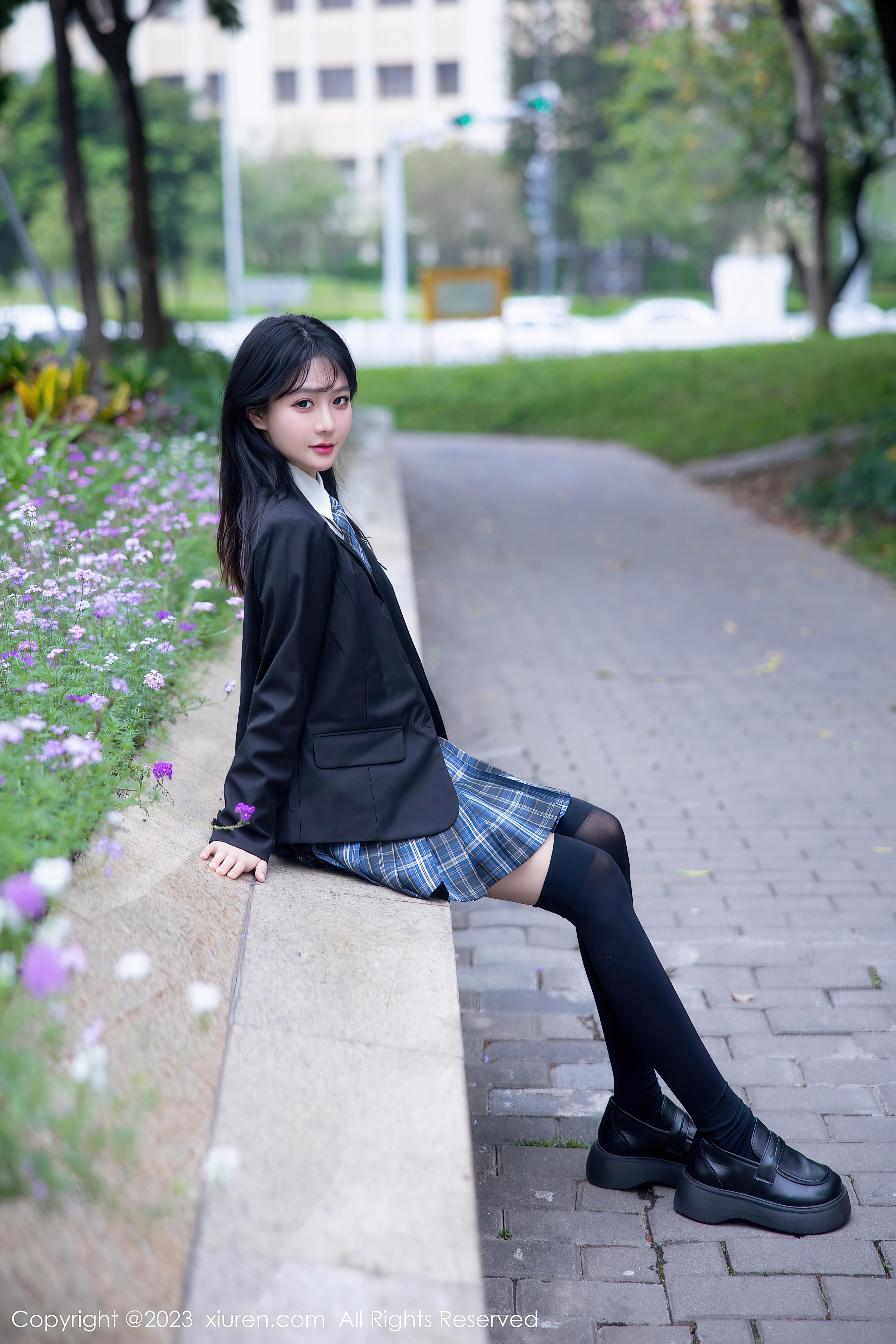 图片[6]-[XiuRen秀人网]2023.04.28 NO.6662 幼幼 黑色JK制服与白色蕾丝内衣加黑丝美腿性感私房写真集-秀人网官方网站