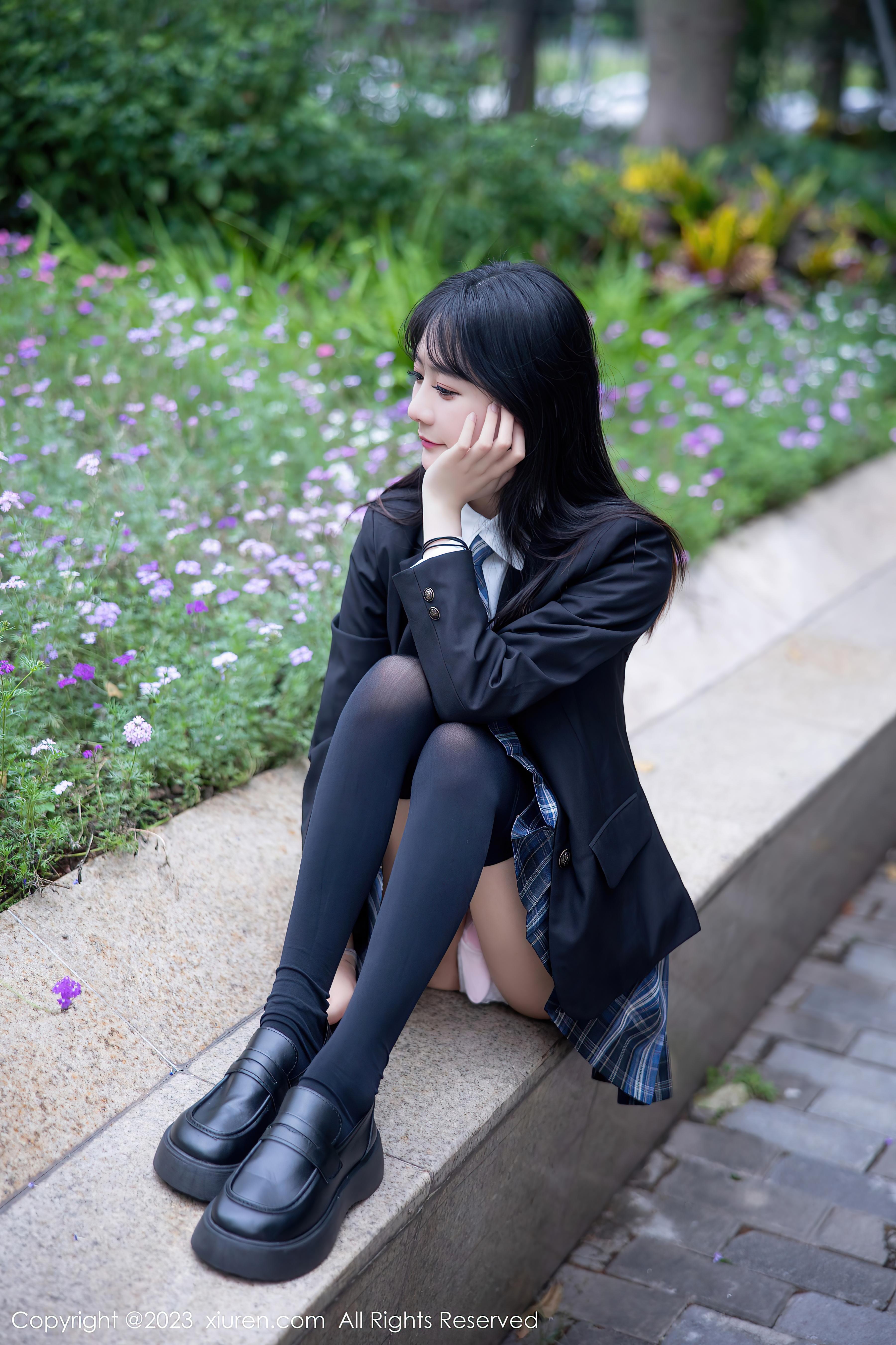 图片[8]-[XiuRen秀人网]2023.04.28 NO.6662 幼幼 黑色JK制服与白色蕾丝内衣加黑丝美腿性感私房写真集-秀人网官方网站